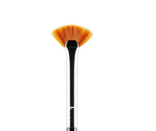 SIGMA BEAUTY E04 Lash Fan Brush - PROFESSZIONÁLIS TISZTÍTÓ ECSET